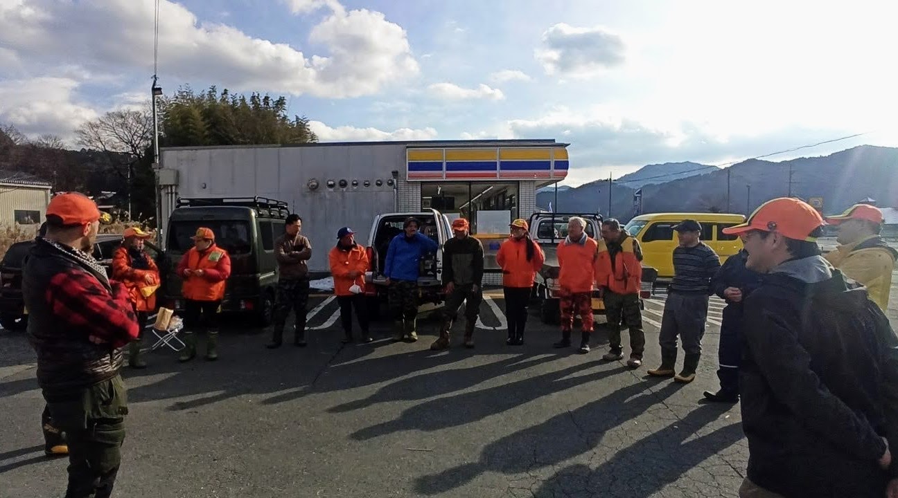 猟友会がフィールドに出る前にミーティングをしている